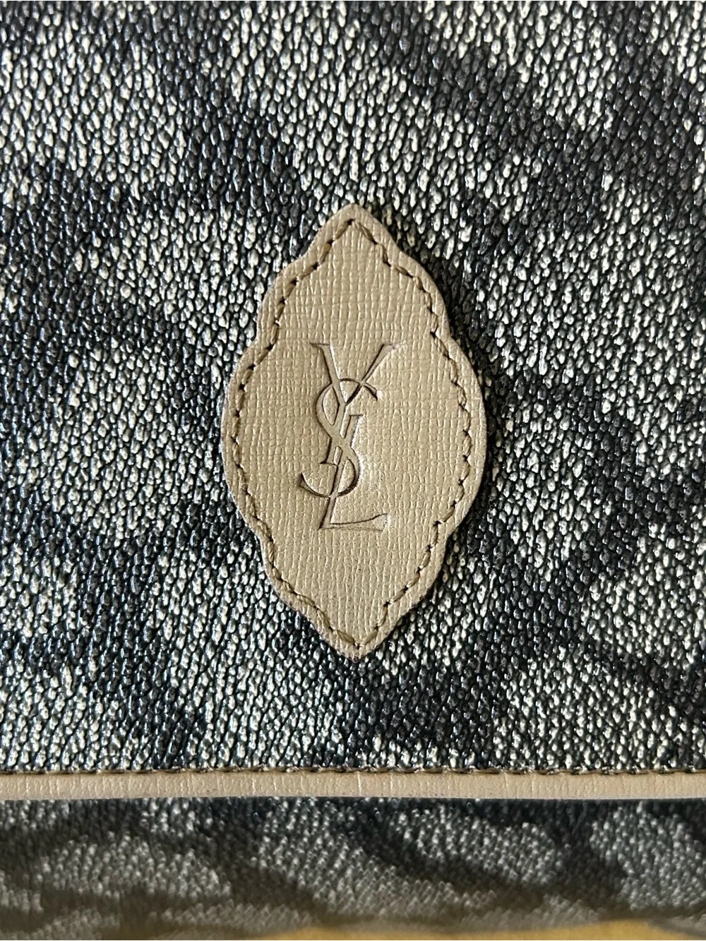 Yves Saint Laurent Giraffe Print Women’s Foldover Clutch Bag - Picture 5 of 14